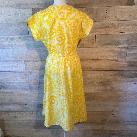 🇨🇦 Vintage Sanway women's yellow  & white Hawaiian dress in size medium‎ - Picture 3 of 8